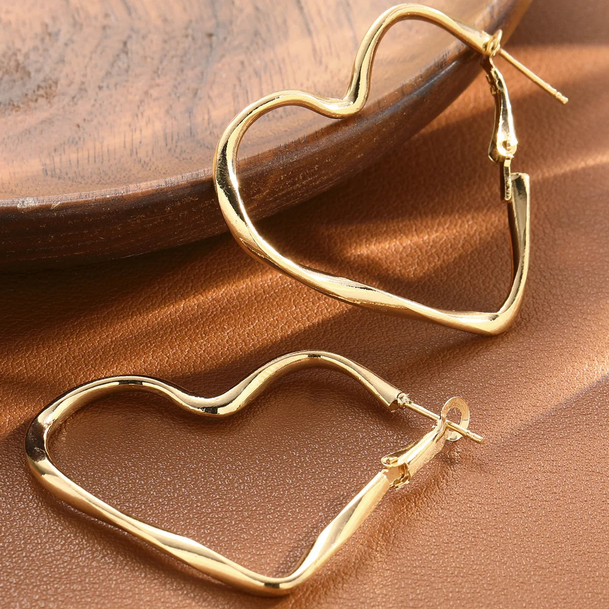 Trendy 1Pair Lovely Women Fashion Personality Exaggerated Hollow Heart Design Earring Cuff For Girl Birthday Jewelry Gift