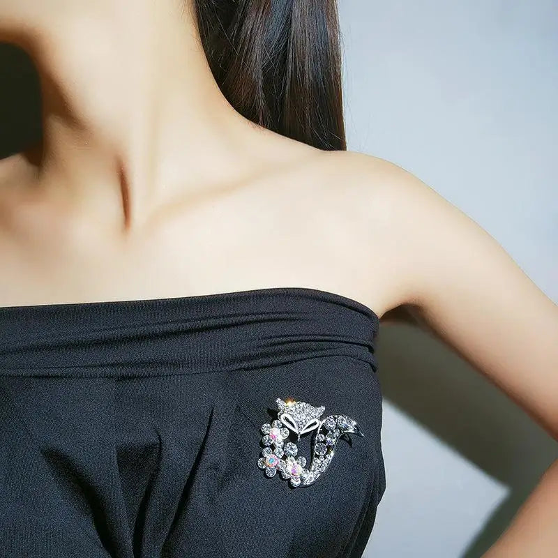 Fox Shape Brooch for Women - Simple & Elegant Animal Lapel Pin for Sweaters & Coats, Cute Wildlife-Themed Jewelry Gift with Gift Box